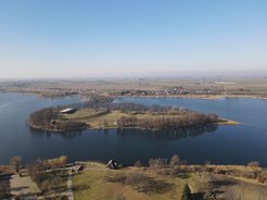 Lednica-See mit der Insel, auf der sich die Überreste einer Residenz der ersten polnischen Dynastie befinden