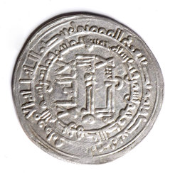 Ein Dirham von Isma'il ibn Ahmad, Herrscher Zentralasiens aus der Samaniden-Dynastie, geprägt in Samarqand im Jahr 898/9 n. Chr. Diese Münzen, die in großen Mengen hergestellt wurden, lösten Prozesse aus, die zur Bildung des Piastenstaates in Großpolen führten