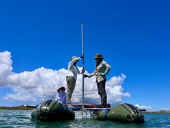 Yoshi Maezumi und die Studentinnen Rebecca Lellau und Emily Richter entnehmen Sedimentkerne aus einem See auf Curaçao.