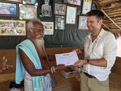 Dr. Patrick Roberts erhält seine humanitäre Auszeichnung von Häuptling Uruwarige Wanniyalaeto im Dorf Dambana.