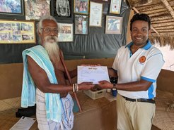 Dr. Oshan Wedage erhält seine humanitäre Auszeichnung von Häuptling Uruwarige Wanniyalaeto im Dorf Dambana.