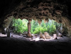 Ausgang der Kuumbi-Höhle, die von 20.000 - 500 v.Chr. bewohnt war.