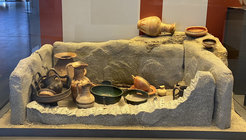 Rekonstruktion eines Kindergrabes aus dem 8. bis 7. Jahrhundert v. Chr. mit etruskischen Keramikgefäßen, die als Grabbeigaben deponiert wurden (MAP - Museo Archeologico di Pontecagnano)