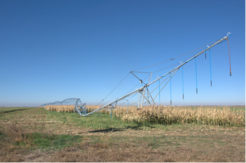 Ein durch einen Sturm beschädigter Kreisberegnungsarm außerhalb von Garden City, Kansas