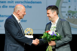Minister für Wirtschaft, Wissenschaft und Digitale Gesellschaft Wolfgang Tiefensee überreicht Patrick Roberts den Thüringer Forschungspreis 2024