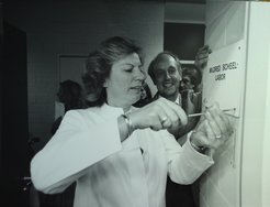 The President of German Cancer Aid, Dr Mildred Scheel, personally attached a sign bearing her name to a new molecular laboratory at the Max Planck Institute of Biochemistry in Martinsried. Courtesy of the Archive of the Max Planck Society, Berlin (VI. Abt., Rep. 1, Akz19_2019_Ordner39_1)